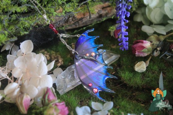 Pendentif aile de dragon violette avec cristal, gros plan variante