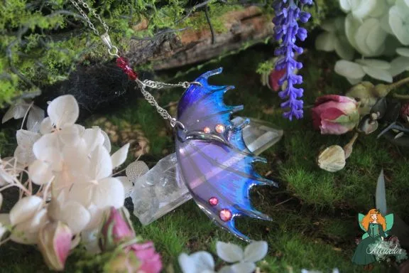 Pendentif aile de dragon violette avec cristal, gros plan variante