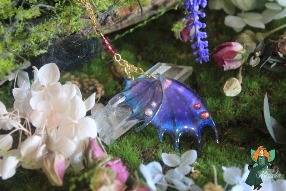 Pendentif aile de dragon violette avec cristal, autre variante