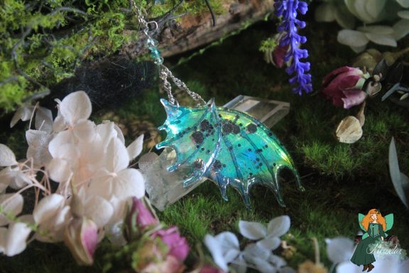 Pendentif aile de dragon turquoise verte avec breloque pointe de cristal