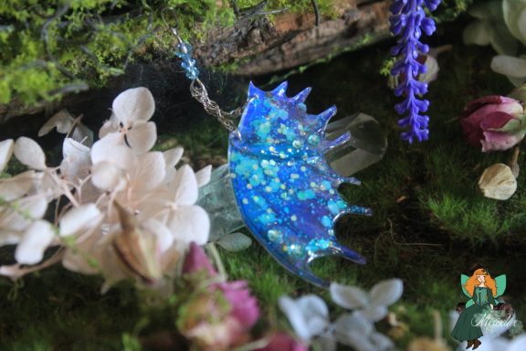 Pendentif aile de dragon bleue pailetee avec cristal, vue entiere