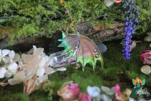 Pendentif aile de dragon brune rose, gros plan variante