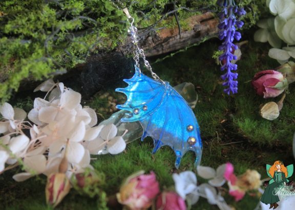 bijou féerique en forme d'ailes de fée ou de dragon, collab avec cassie art work echos et merveilles