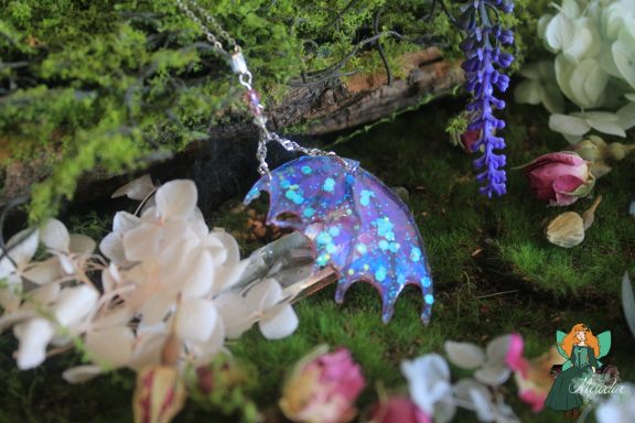 Pendentif aile de dragon violette bleue avec motif floral, gros plan