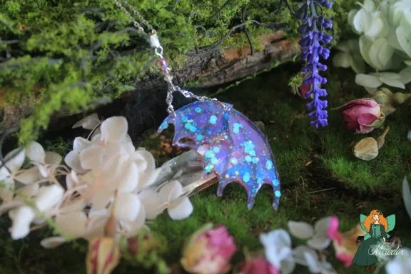 Pendentif aile de dragon violette bleue avec motif floral, gros plan