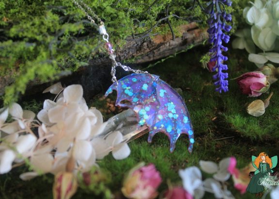 bijou féerique en forme d'ailes de fée ou de dragon, collab avec cassie art work echos et merveilles