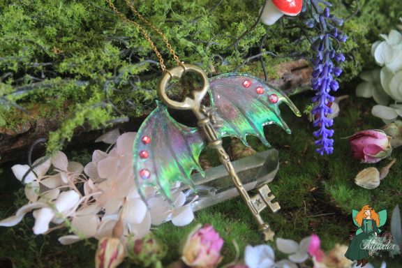 Pendentif aile de dragon verte avec breloque cle et gemmes