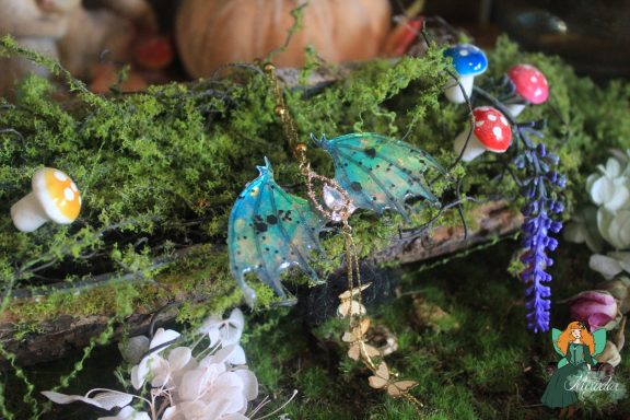 Pendentif aile de dragon turquoise avec breloques champignons