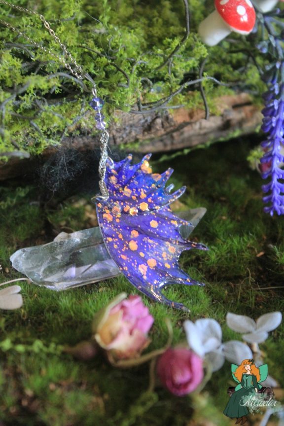Pendentif aile de dragon violette avec paillettes dorees, gros plan variante