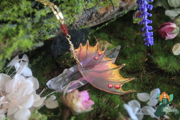Pendentif aile de dragon orange rose avec gemmes rouges
