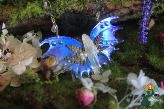 Broche aile de dragon bleue avec motif fougere et perles