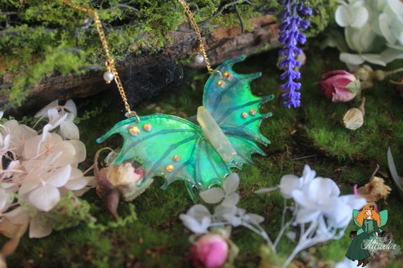 Pendentif aile de dragon turquoise verte avec gemmes