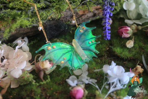 Pendentif aile de dragon turquoise verte avec gemmes