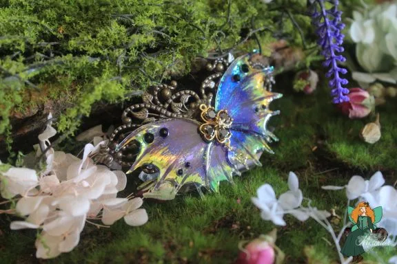Pendentif aile de dragon violette bleue avec breloque doree ornee
