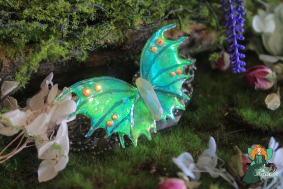 Pendentif aile de dragon verte avec gemmes