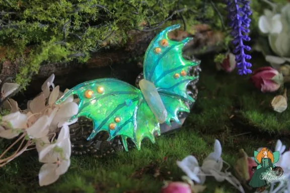 Pendentif aile de dragon verte avec gemmes
