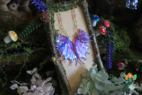 Pendentif papillon violet rose pailete, presente sur presentoir