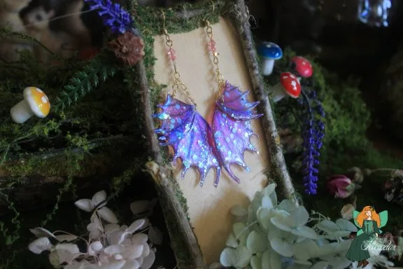 Pendentif papillon violet rose pailete, presente sur presentoir