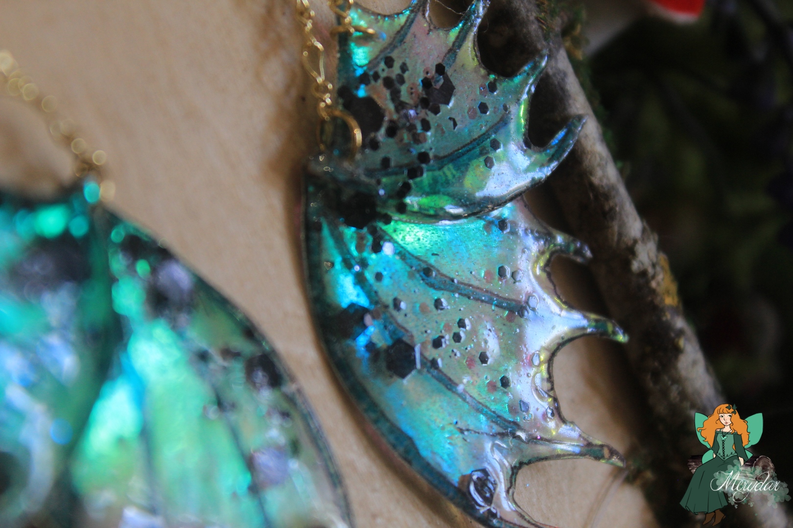 bijou féerique en forme d'ailes de fée ou de dragon, collab avec cassie art work echos et merveilles