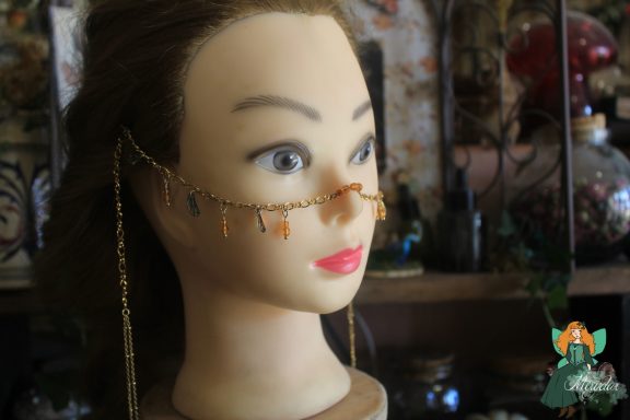 Bijou de front chaine doree avec breloques feuilles ambre, presente sur buste