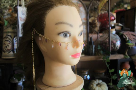 Bijou de front chaine doree porte sur buste, autre variante