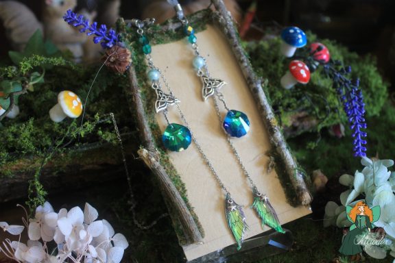 Chaine de lunettes longues avec breloques celtiques et perles bleu vert