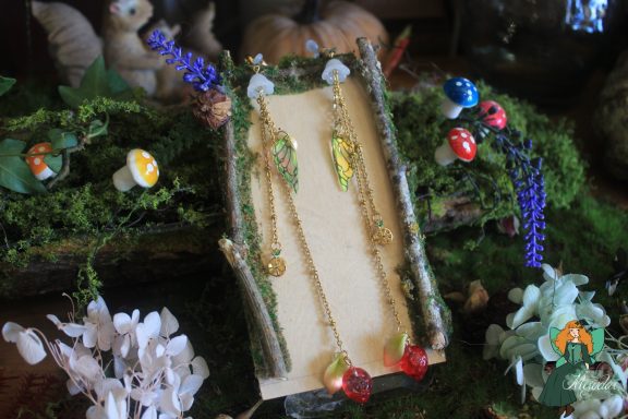 Chaine de lunettes aile verte avec breloques feuilles dorees