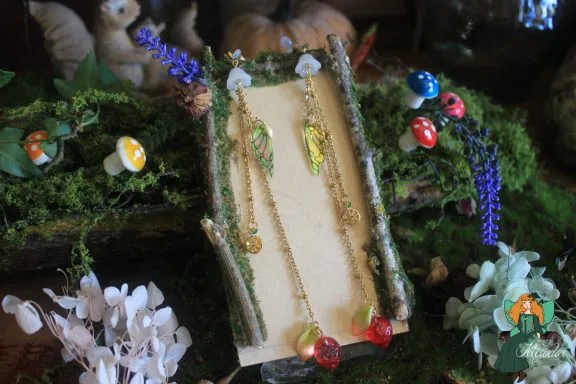 Chaine de lunettes aile verte avec breloques feuilles dorees