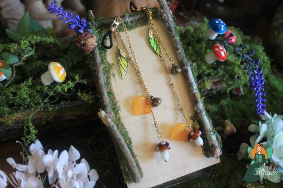 Chaine de lunettes aile doree avec breloques champignons