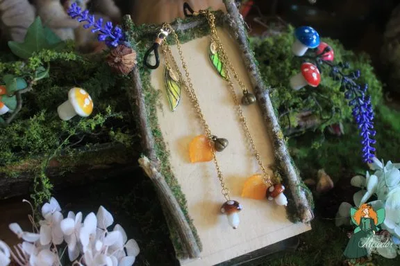 Chaine de lunettes aile doree avec breloques champignons