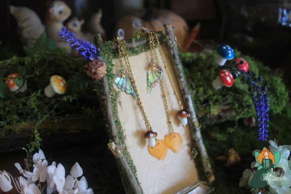 Chaine de lunettes elfique chaine avec ailes et perles coeur ambre