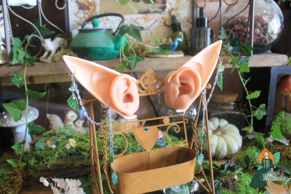 Paire de bijoux d'oreille elfiques presentee sur oreilles factices