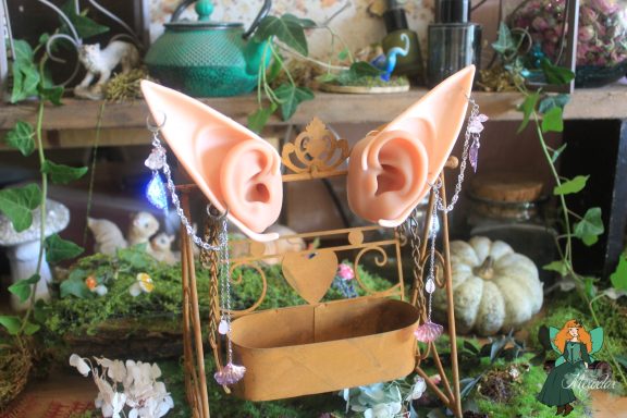 Paire de bijoux d'oreille elfiques presentee sur oreilles factices, variante